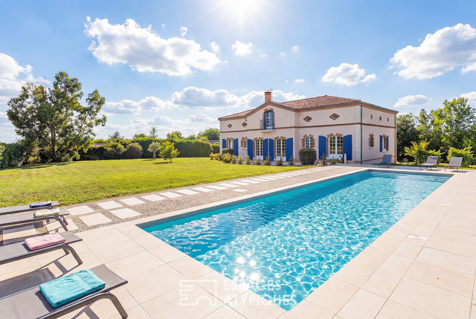Maison d&rsquo;architecte et sa piscine à Préserville