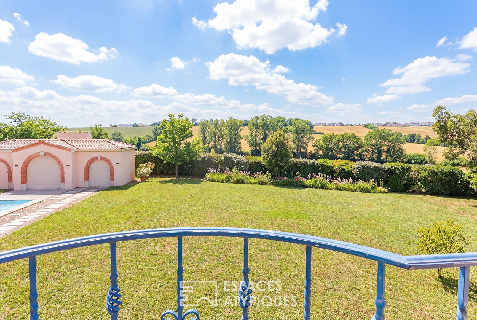 Maison d&rsquo;architecte et sa piscine à Préserville