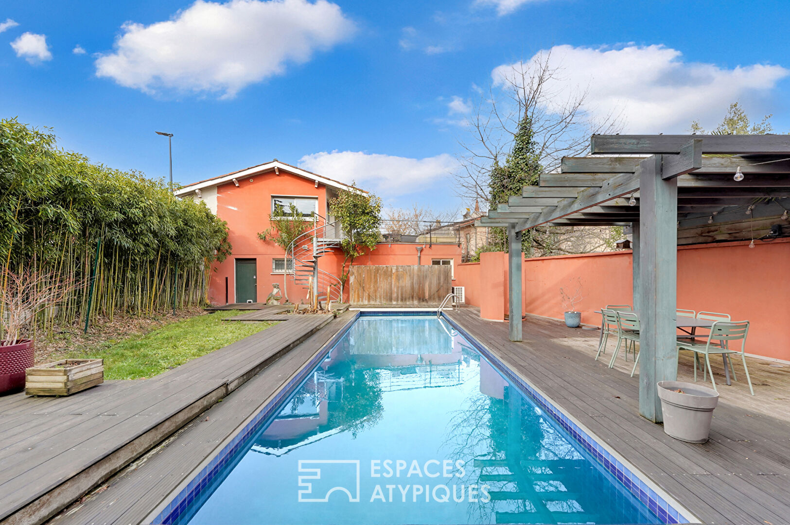 Maison rénovée avec piscine et dépendance au Pont des Demoiselles