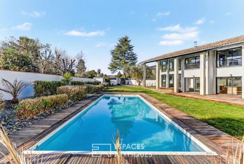 Contemporaine avec bureaux indépendants et piscine chauffée proche de Blagnac