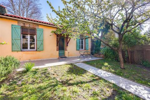 Chartreuse de charme dans le bas de côte pavée