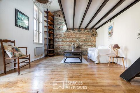 Chartreuse de charme dans le bas de côte pavée