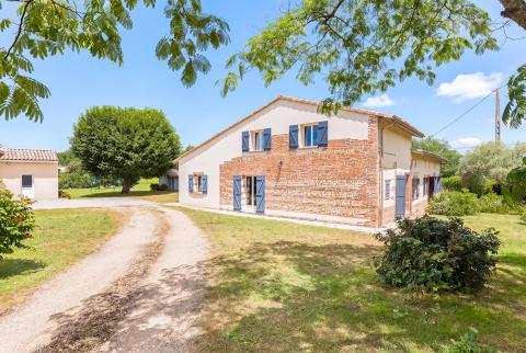 Family-run Toulouse-style house with swimming pool and outbuilding in Castelnau d’Estretefonds