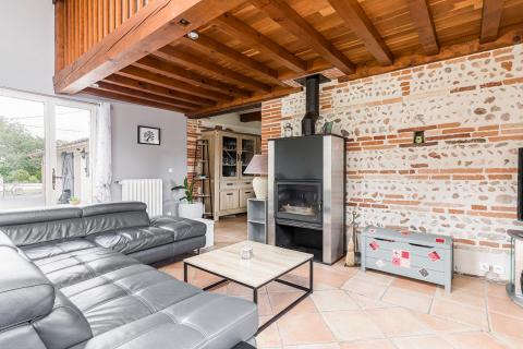 Family-run Toulouse-style house with swimming pool and outbuilding in Castelnau d’Estretefonds