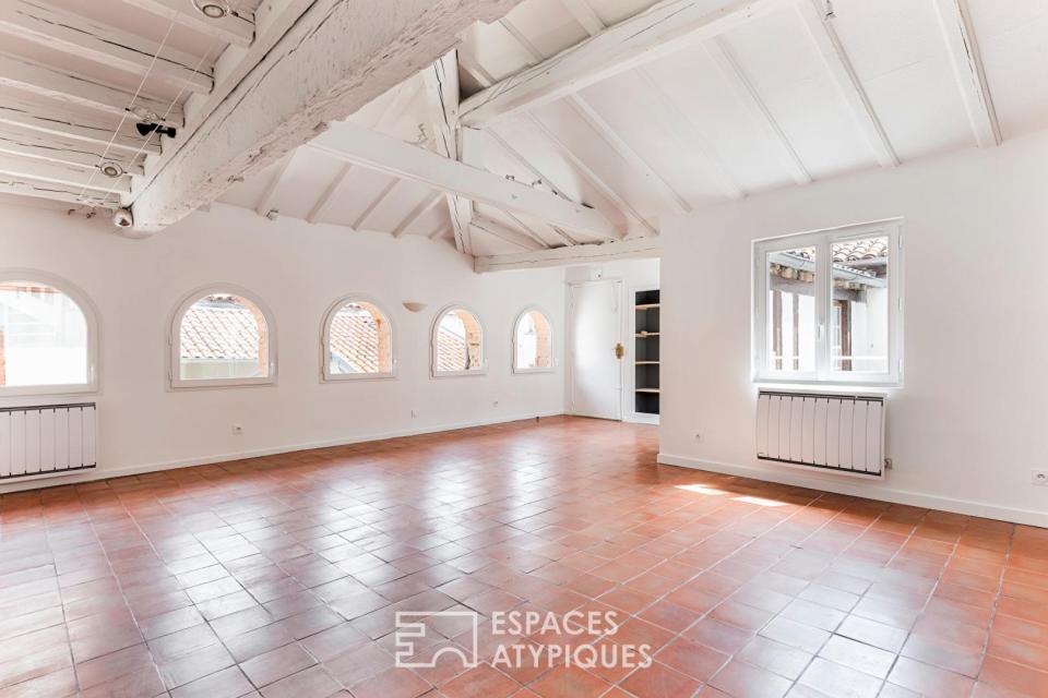 Appartement rénové en dernier étage aux Carmes