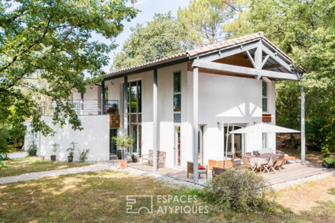 Maison d’architecte « dedans-dehors » sur parc boisé