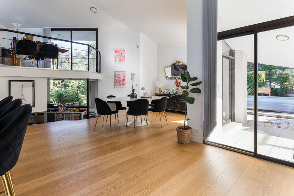 Villa contemporaine avec piscine au coeur d'un parc arboré à Vieille-Toulouse.