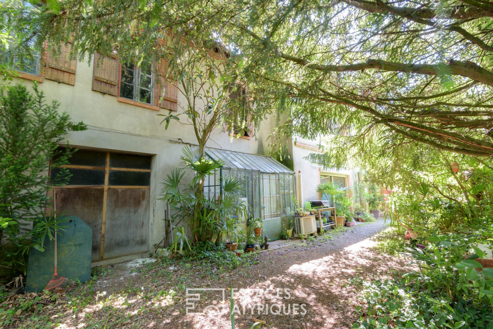 Maison de ville et son grand jardin