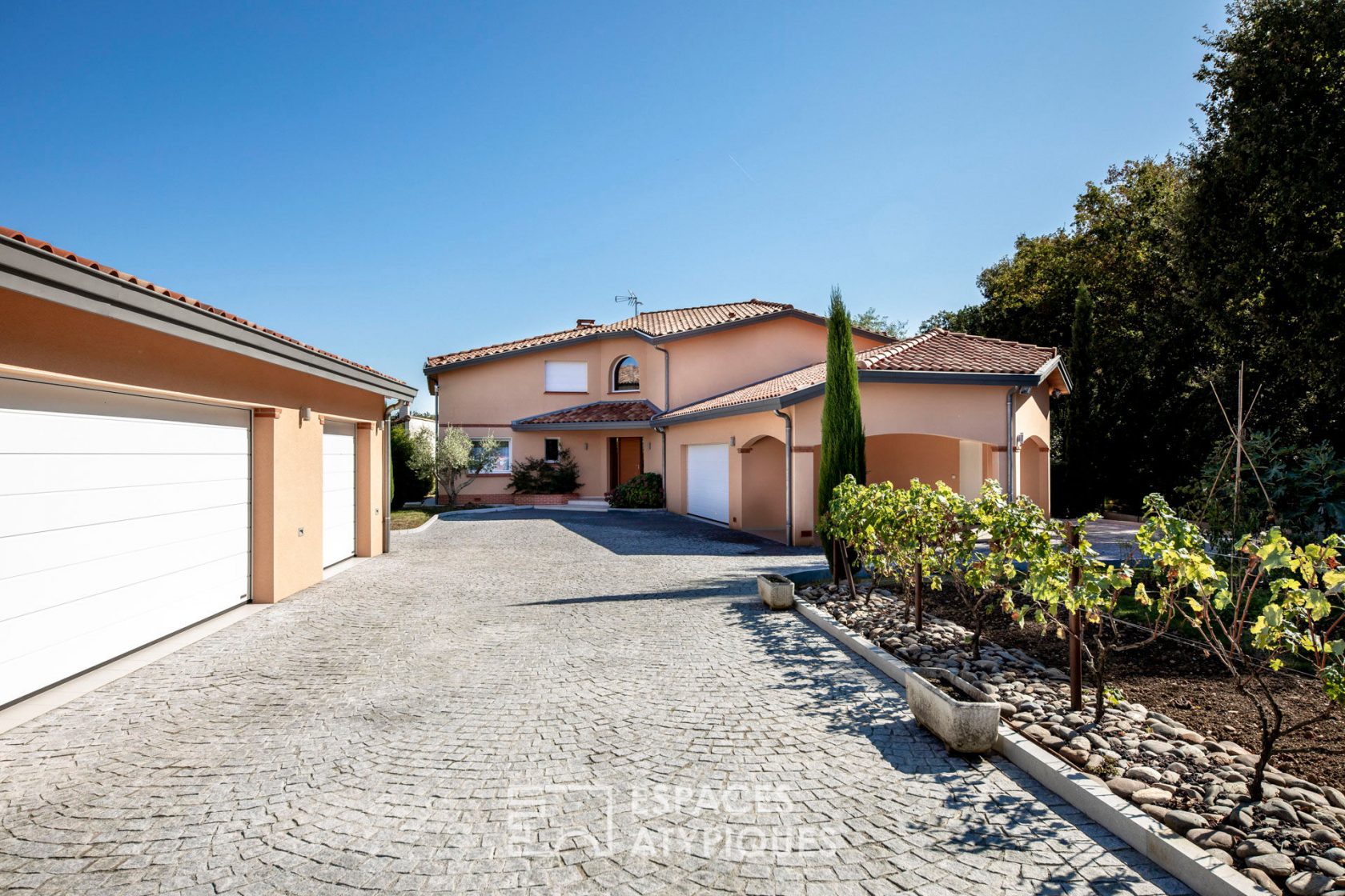 Villa d’architecte et son jardin paysager