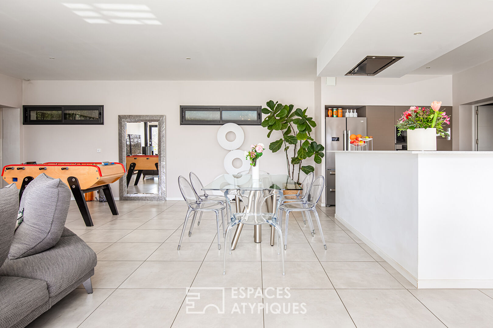 Maison contemporaine avec piscine et vue