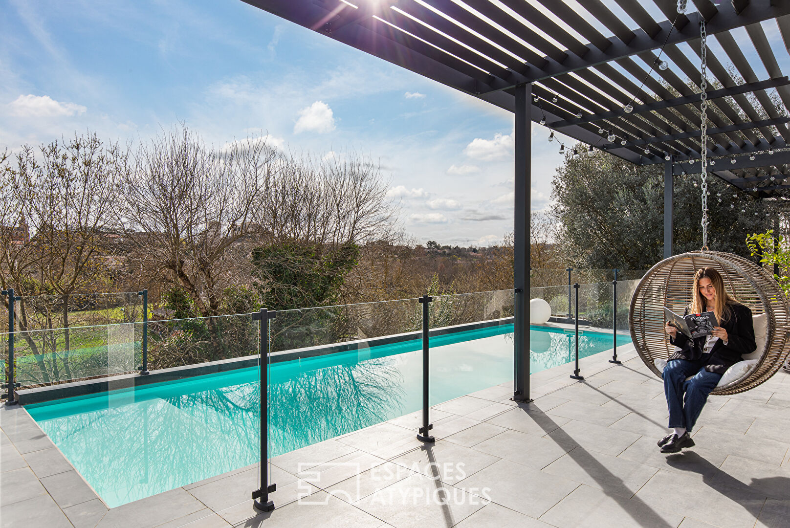 Maison contemporaine avec piscine et vue