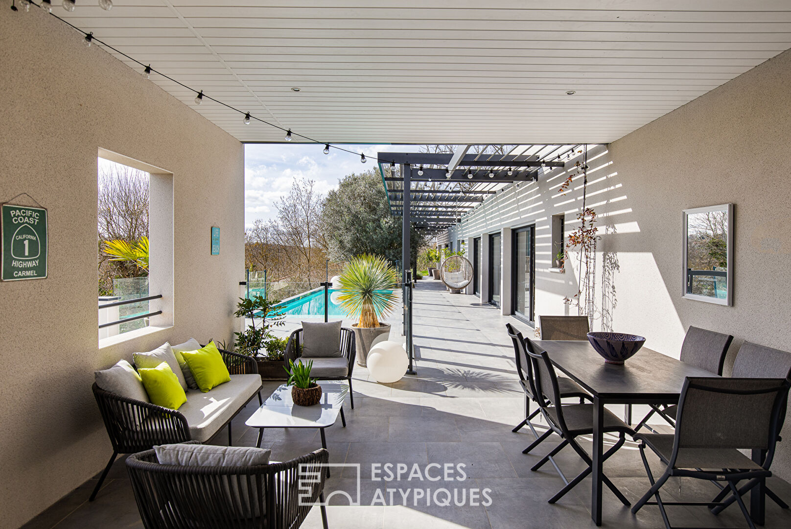 Maison contemporaine avec piscine et vue