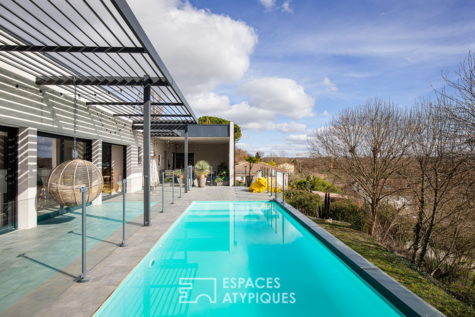 Maison contemporaine avec piscine et vue