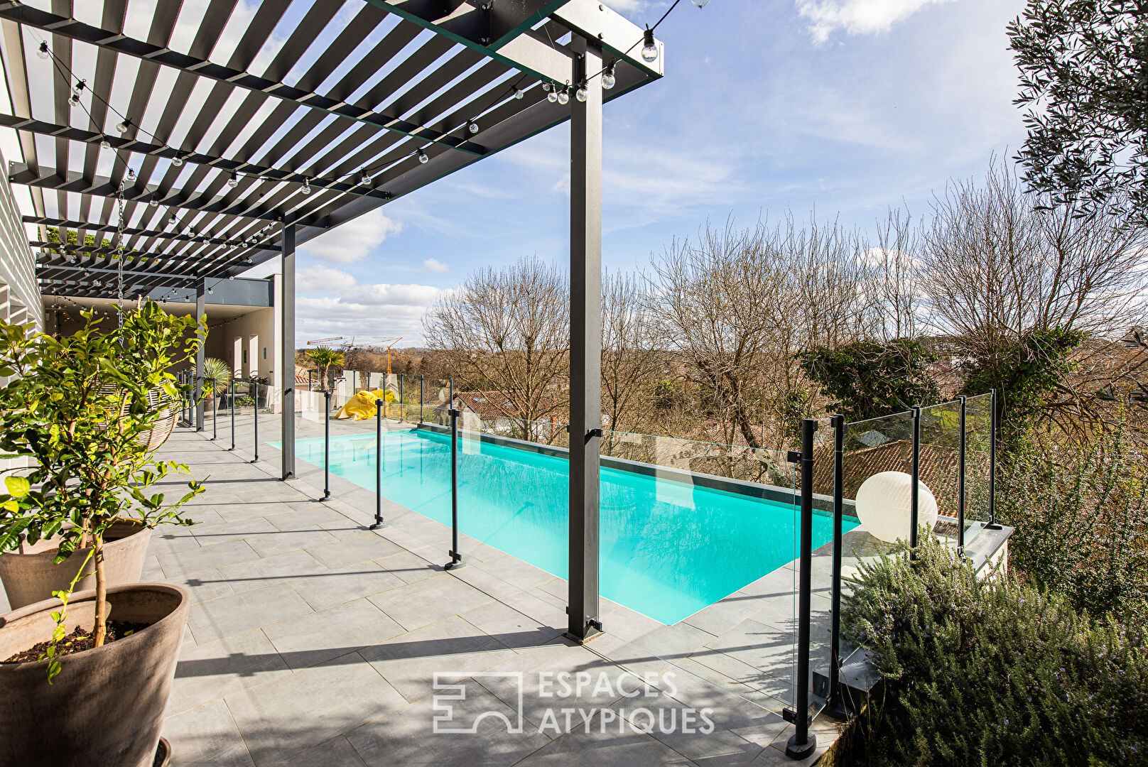 Maison contemporaine avec piscine et vue