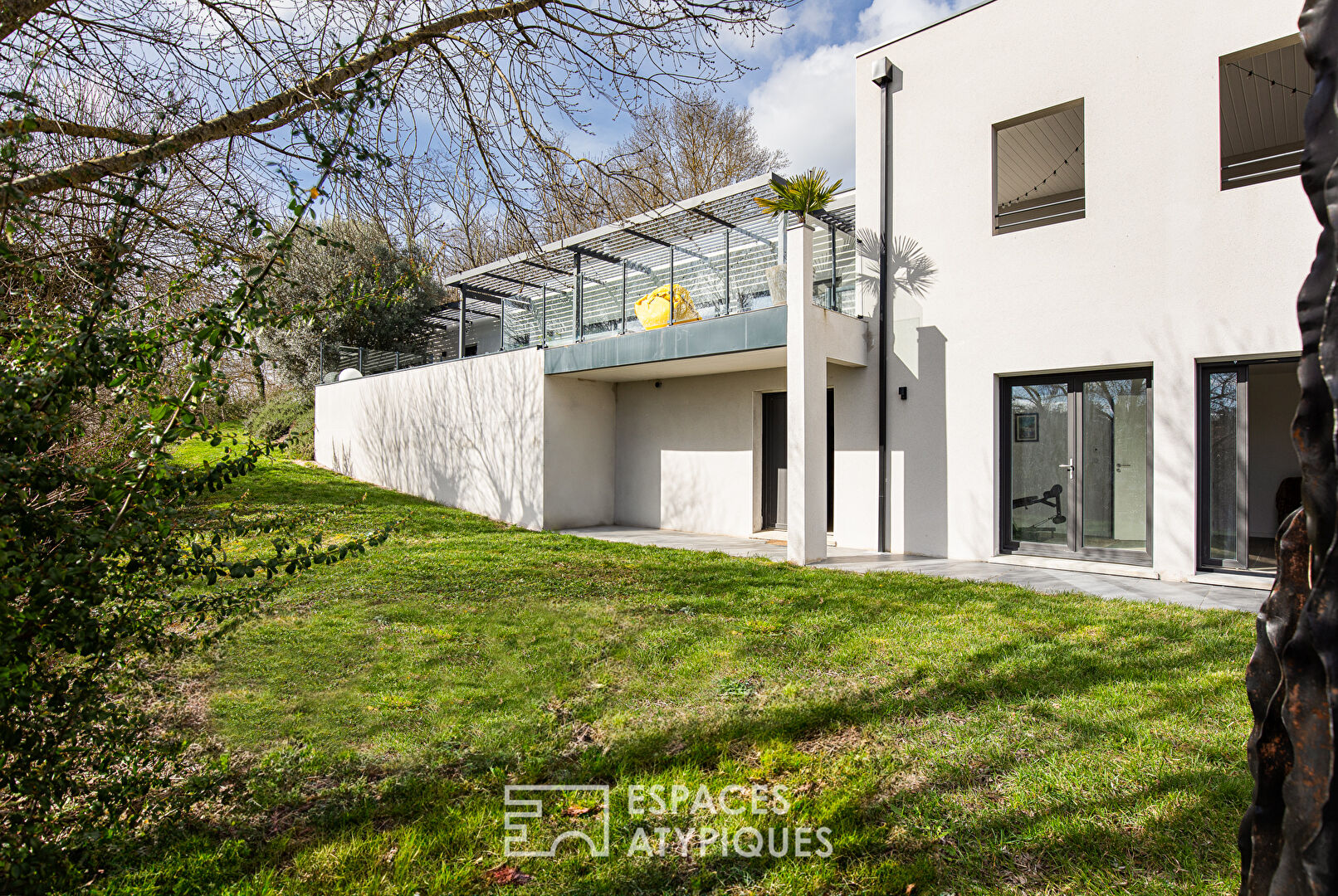 Maison contemporaine avec piscine et vue