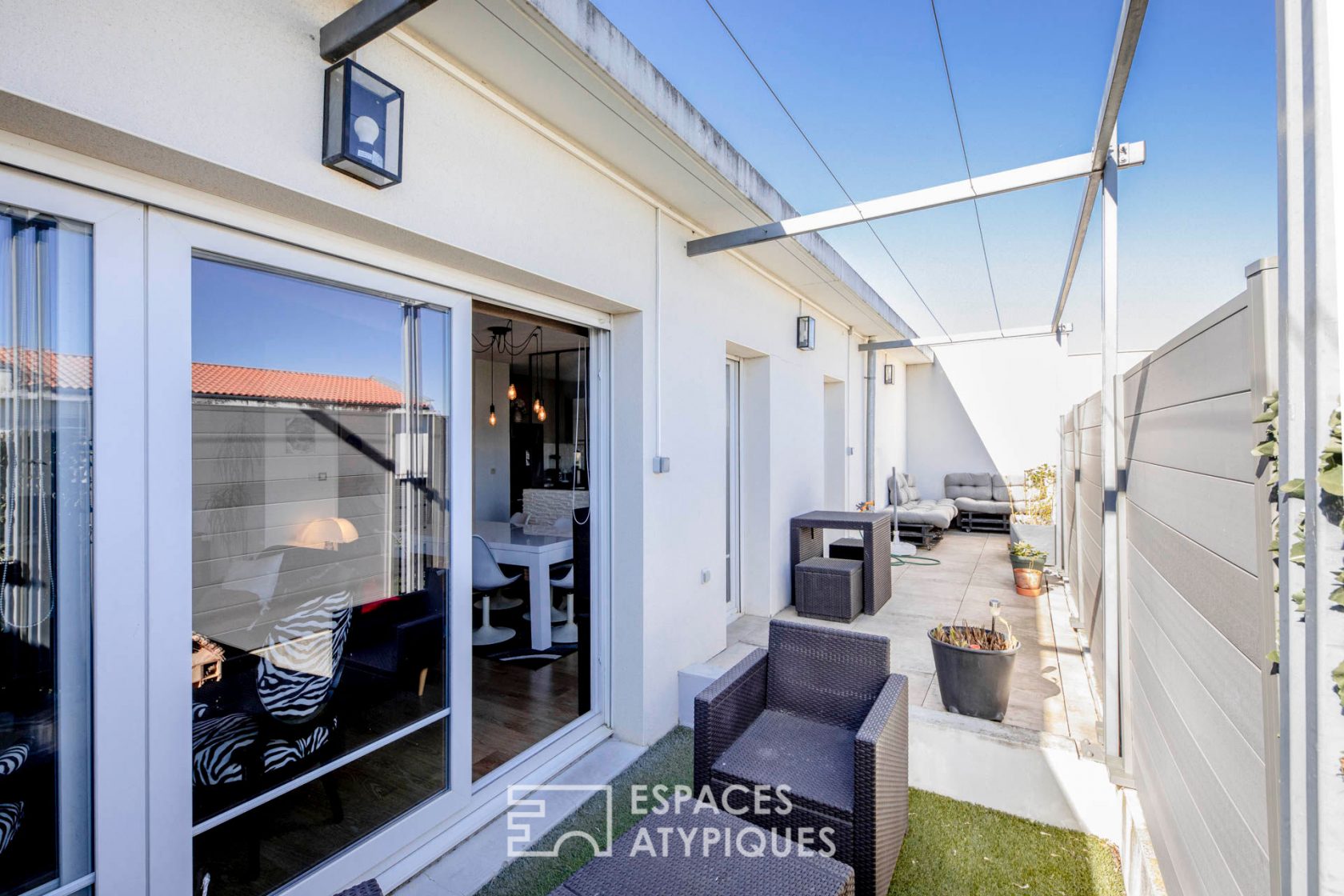 Appartement et sa terrasse avec vue sur les Pyrénées