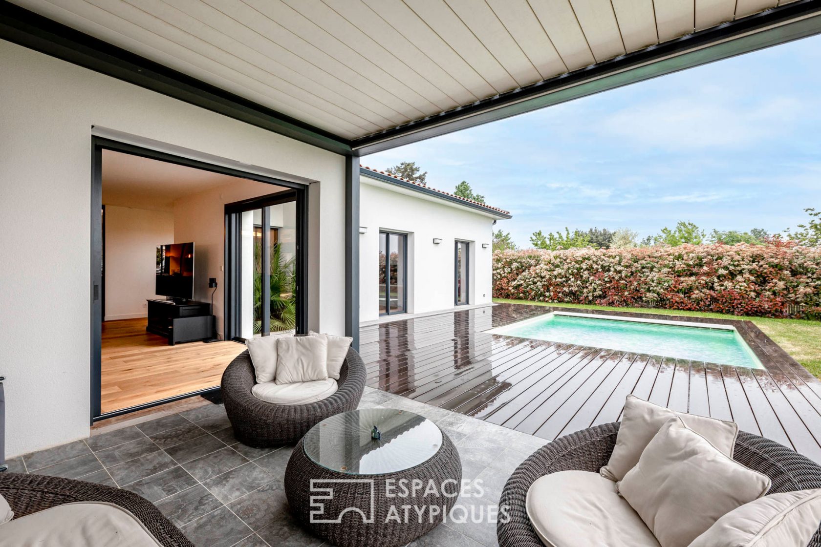 Contemporaine avec piscine et vue sur les Pyrénées