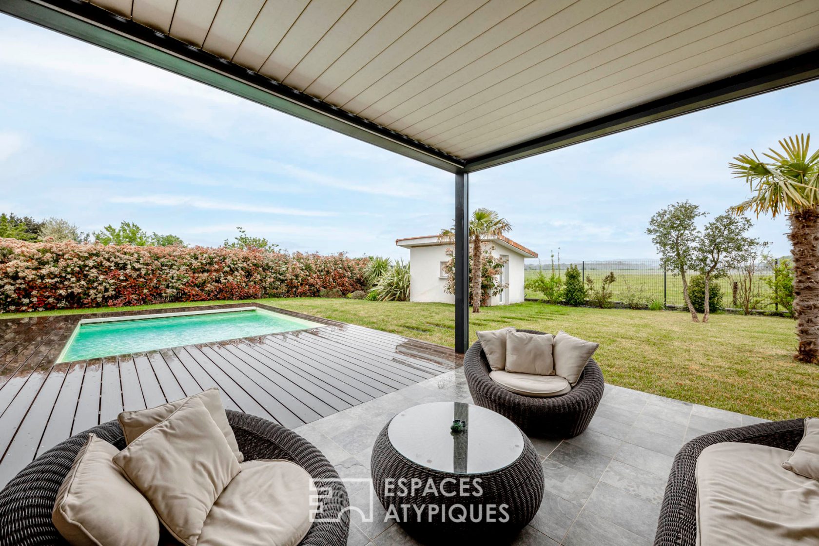 Contemporaine avec piscine et vue sur les Pyrénées