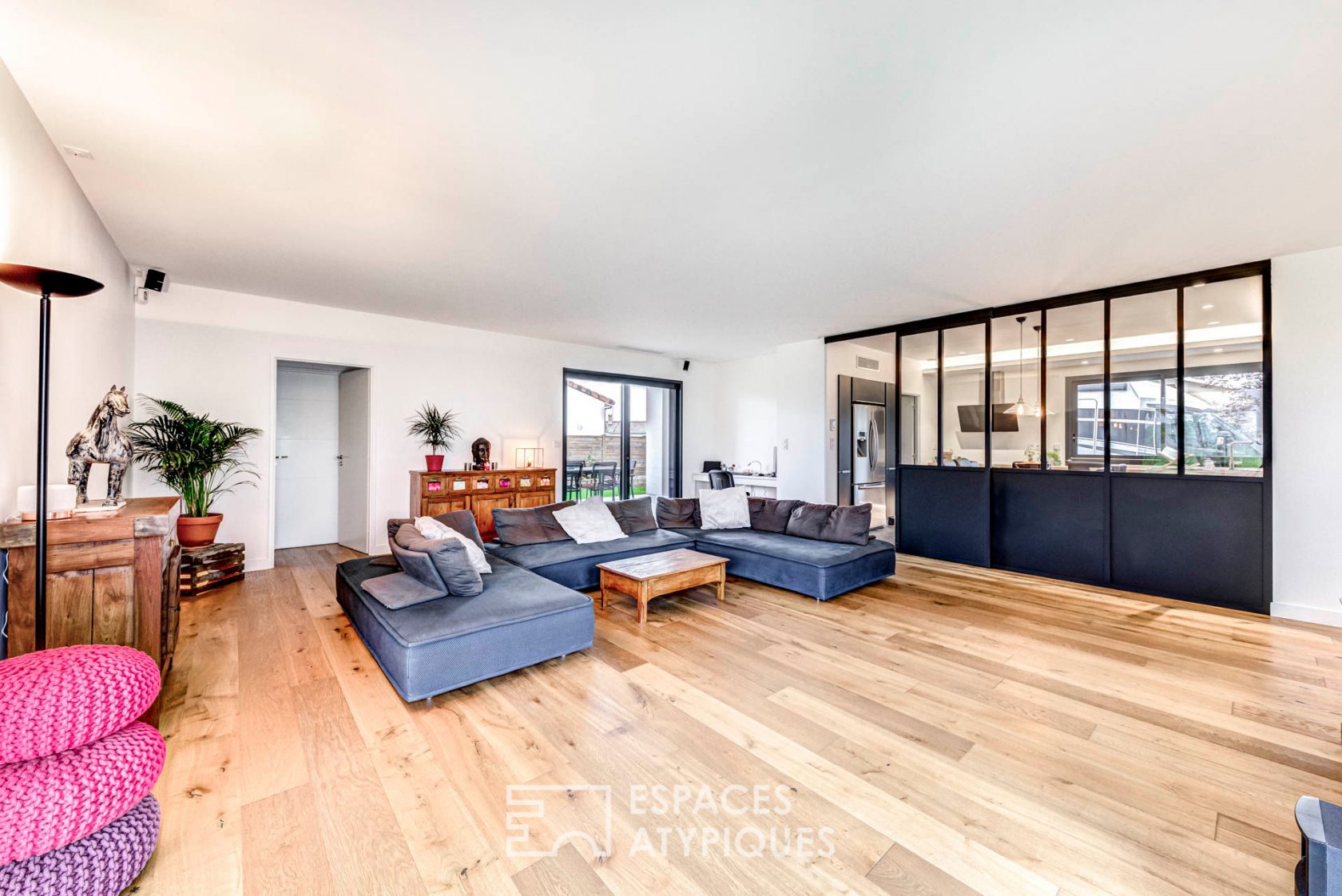 Contemporaine avec piscine et vue sur les Pyrénées
