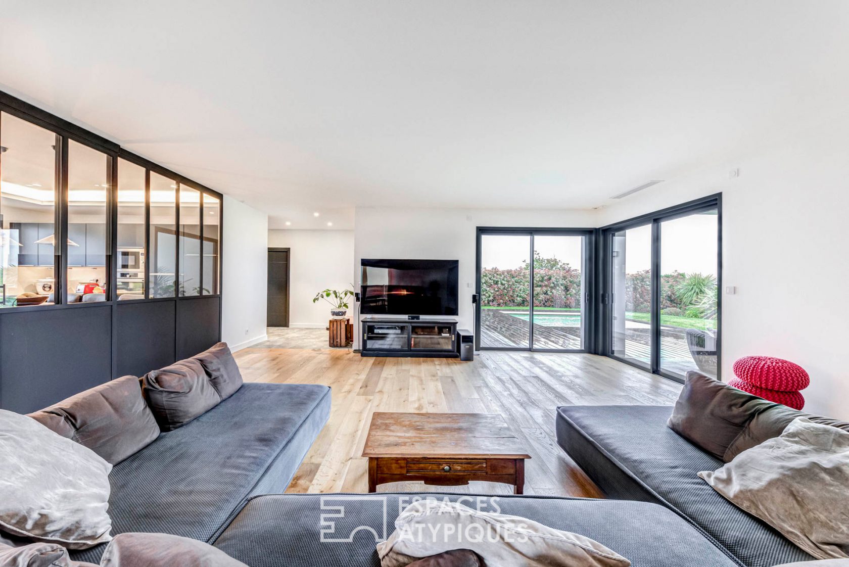 Contemporaine avec piscine et vue sur les Pyrénées