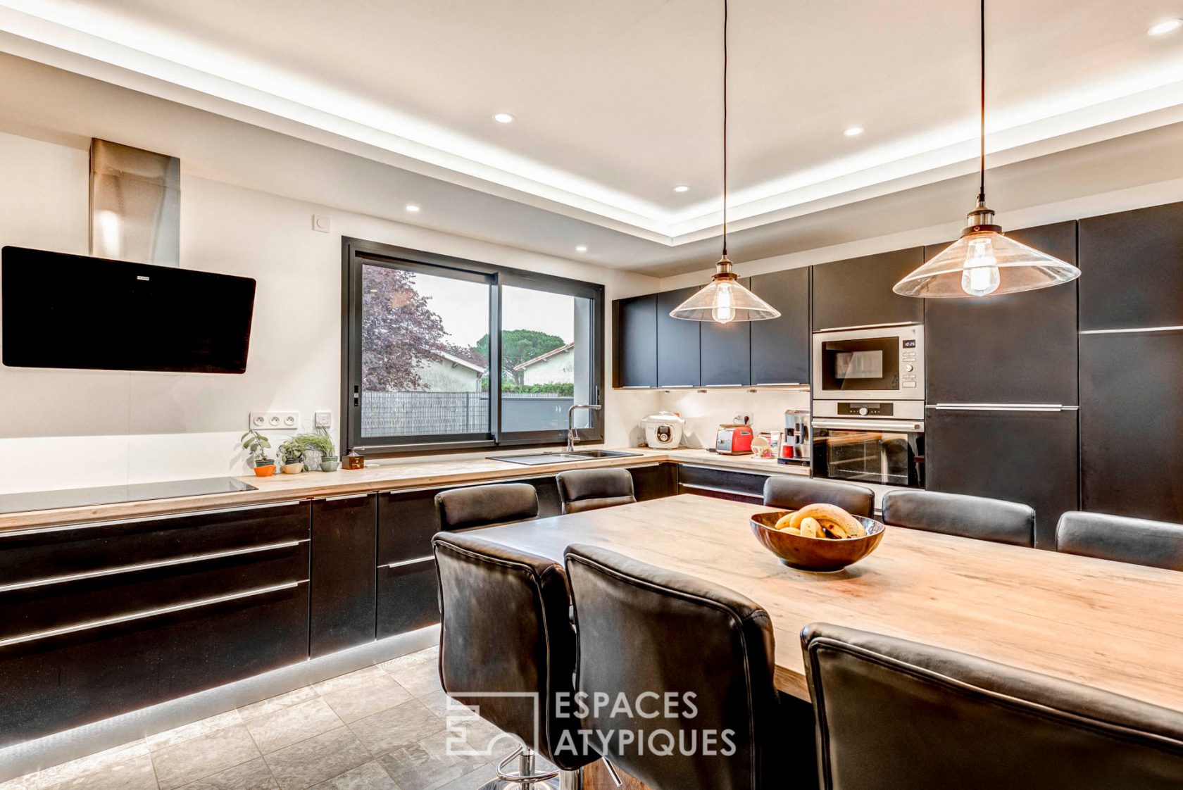 Contemporaine avec piscine et vue sur les Pyrénées