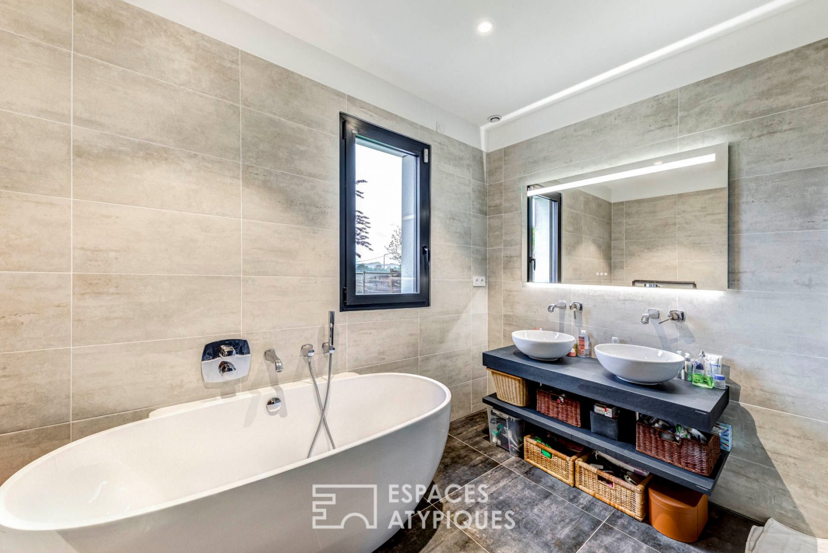 Contemporaine avec piscine et vue sur les Pyrénées