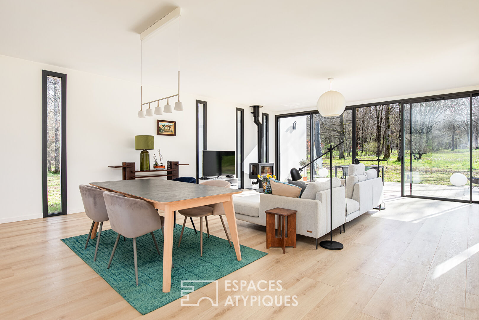 Contemporary single storey in the heart of a wooded environment