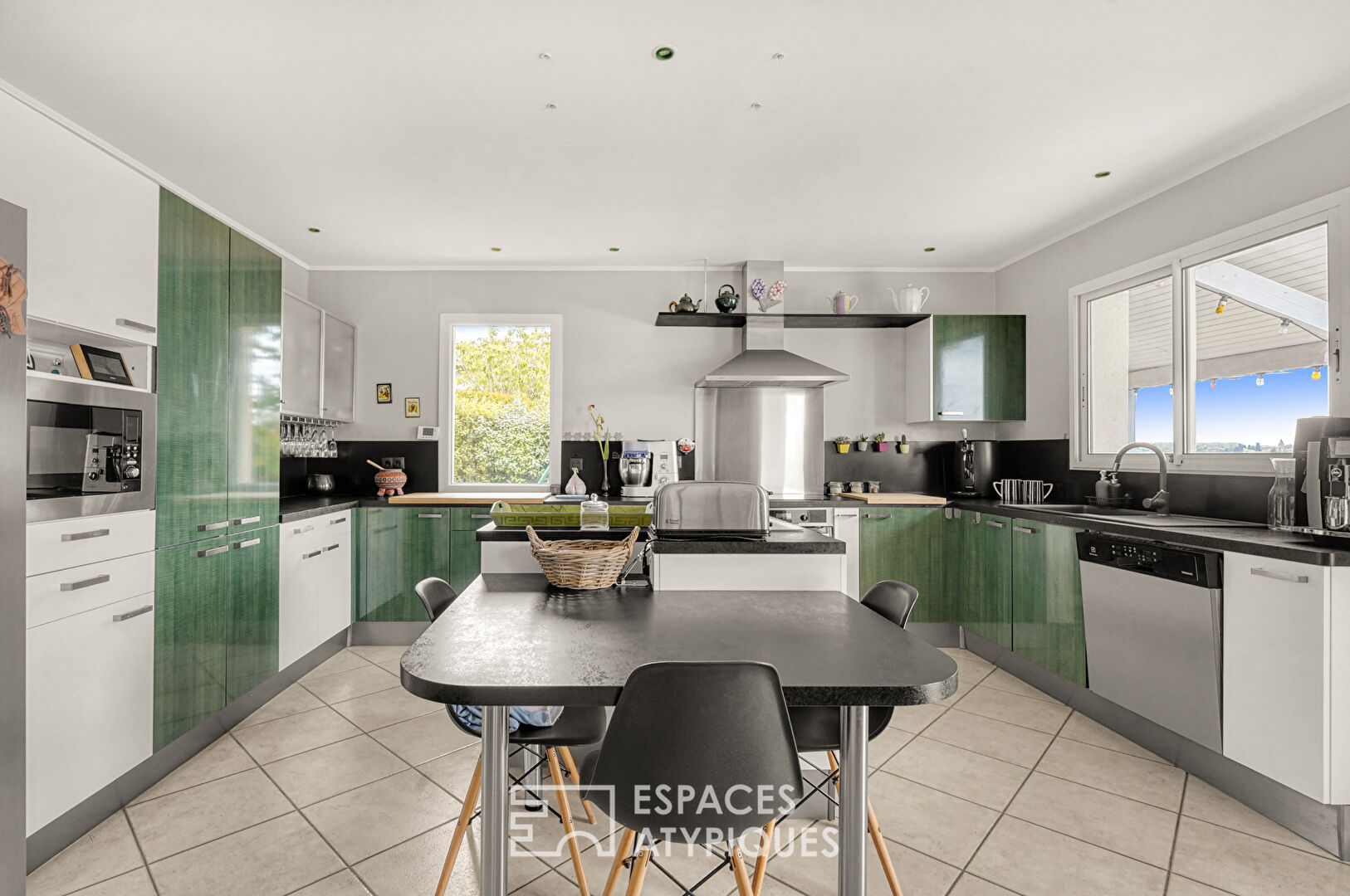 Villa with swimming pool and Pyrenees view in Lauzerville