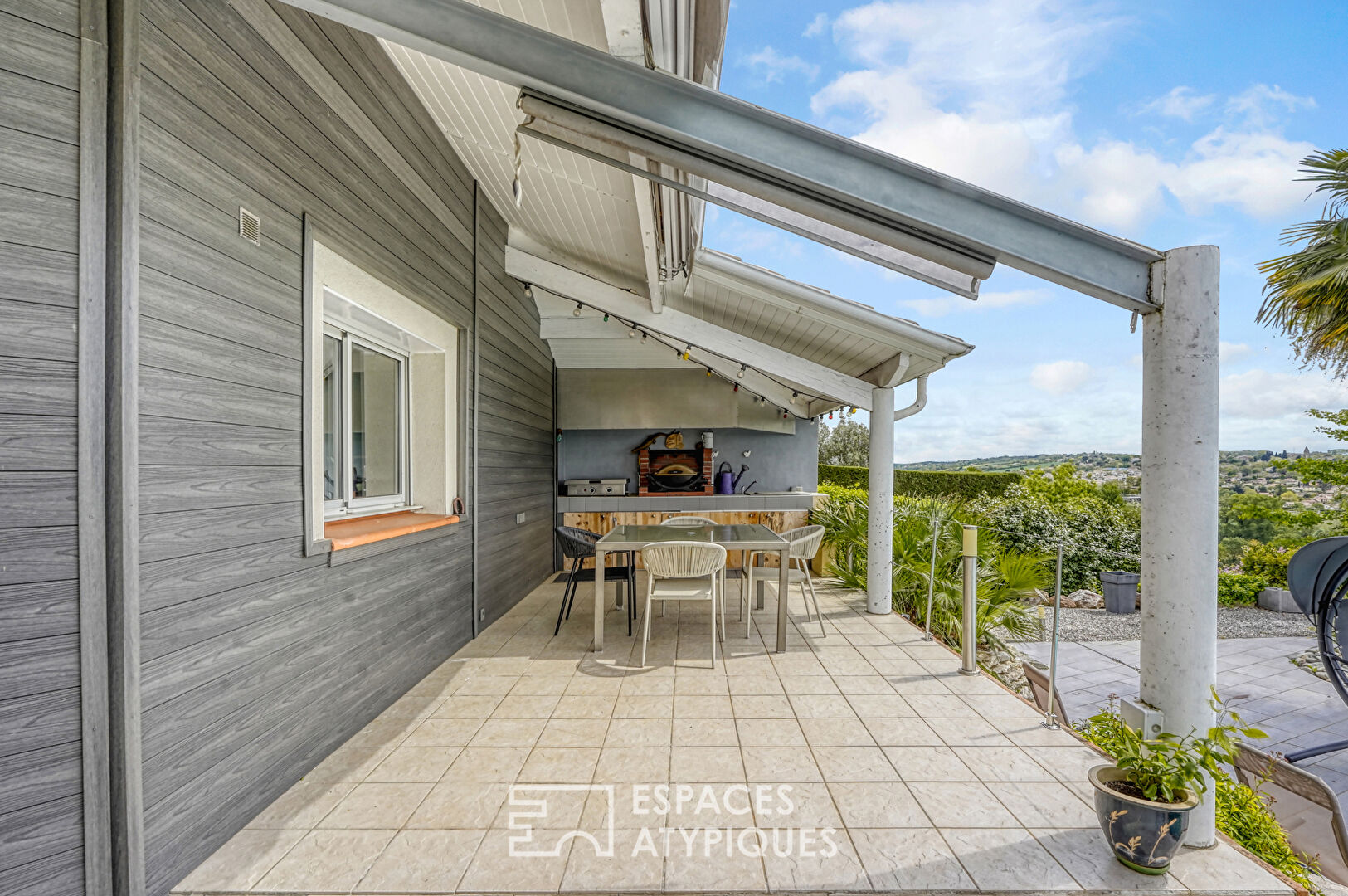 Villa with swimming pool and Pyrenees view in Lauzerville