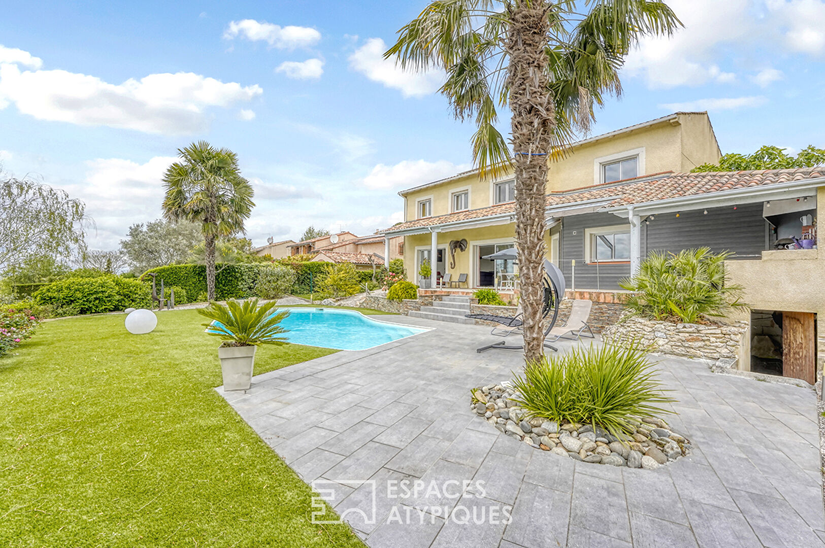 Villa with swimming pool and Pyrenees view in Lauzerville