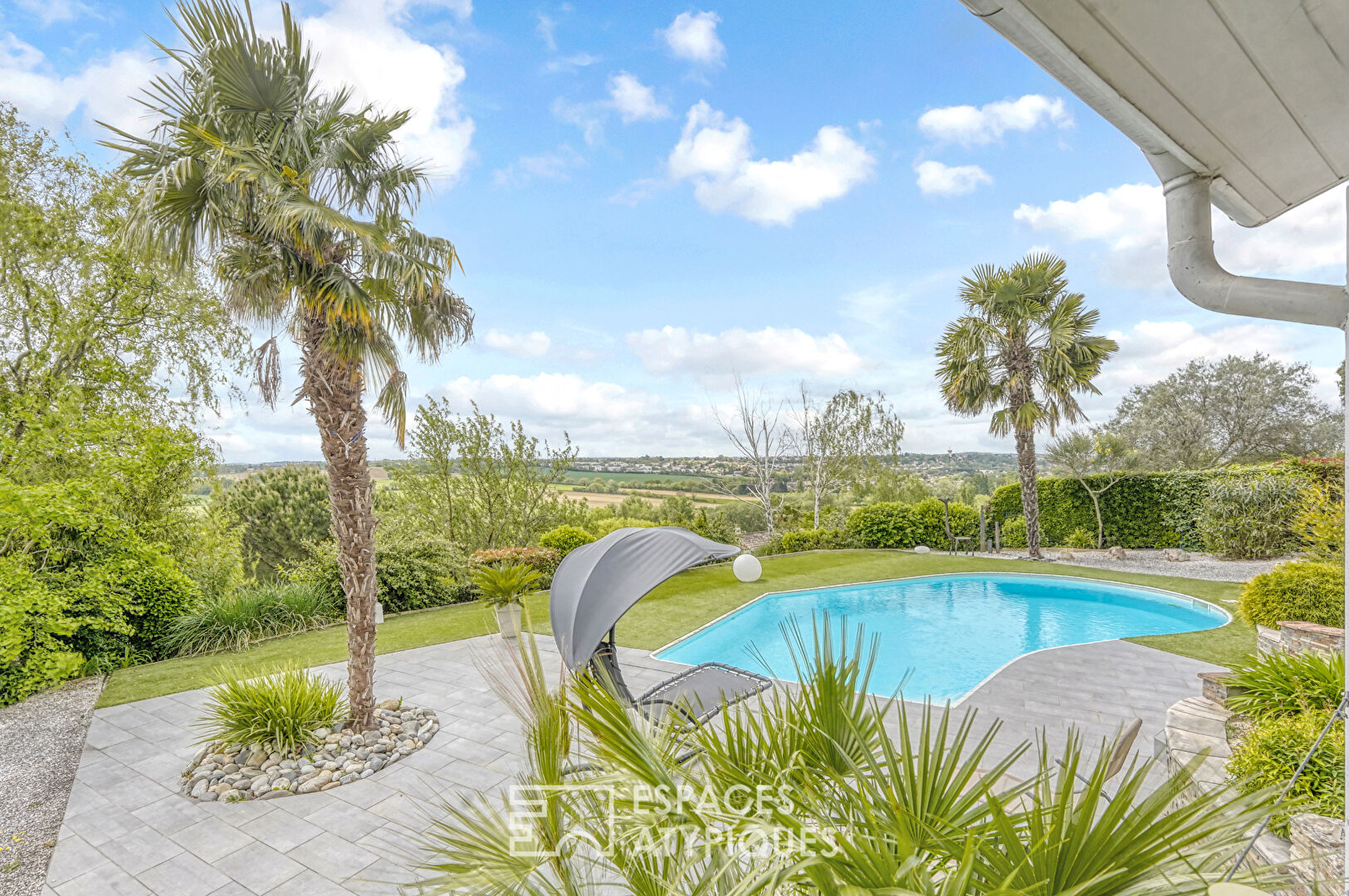 Villa with swimming pool and Pyrenees view in Lauzerville