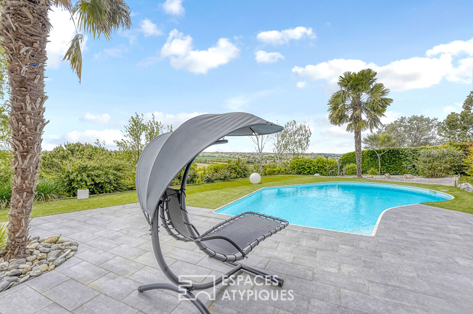 Villa with swimming pool and Pyrenees view in Lauzerville