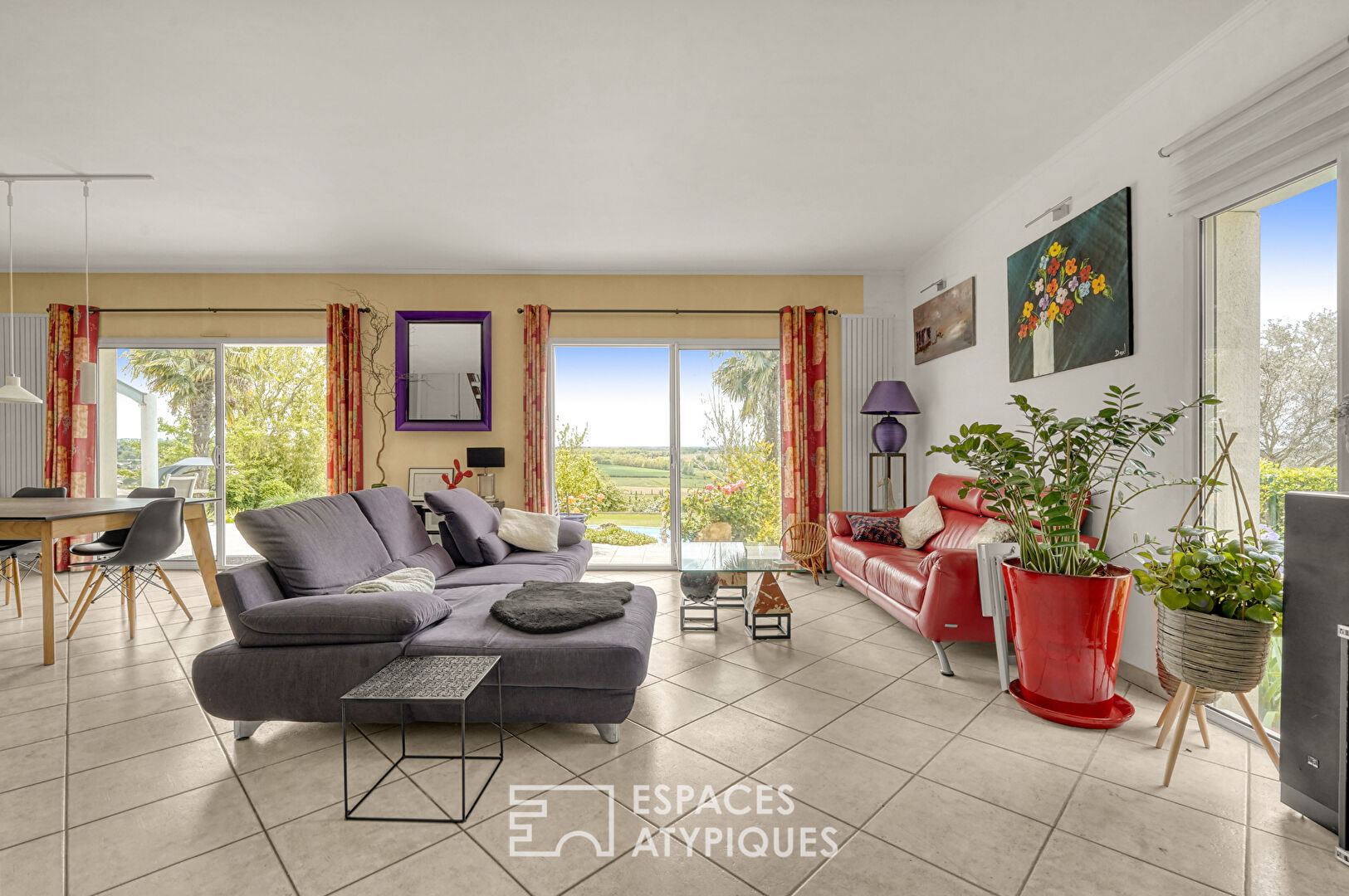 Villa with swimming pool and Pyrenees view in Lauzerville