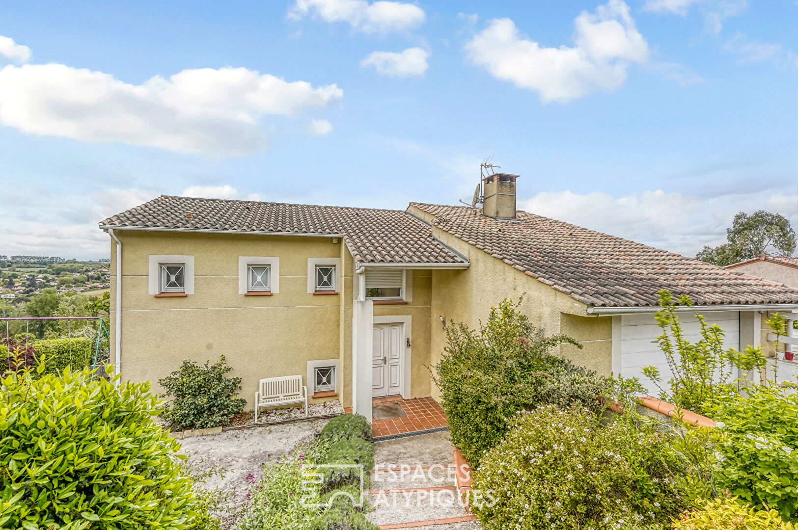Villa with swimming pool and Pyrenees view in Lauzerville
