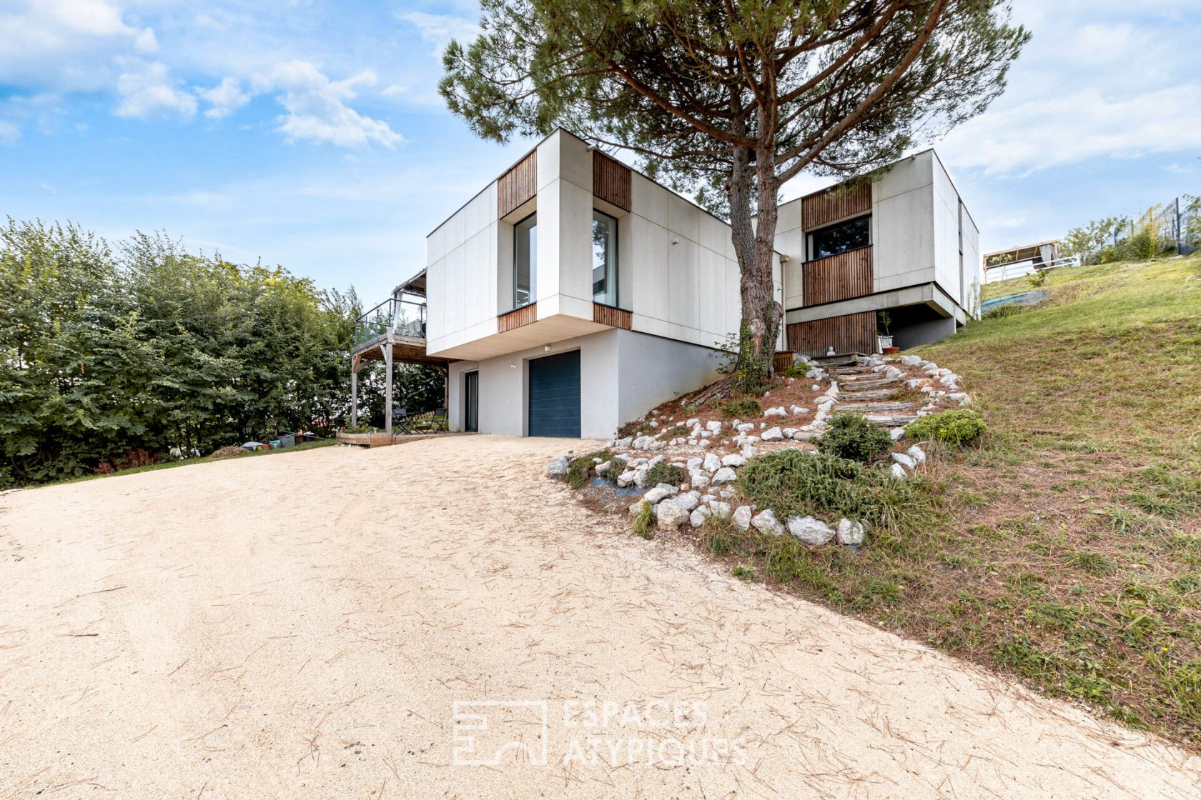 Belle contemporaine avec piscine à MONTJOIRE