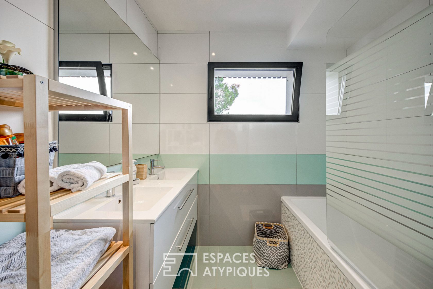 Belle contemporaine avec piscine à MONTJOIRE