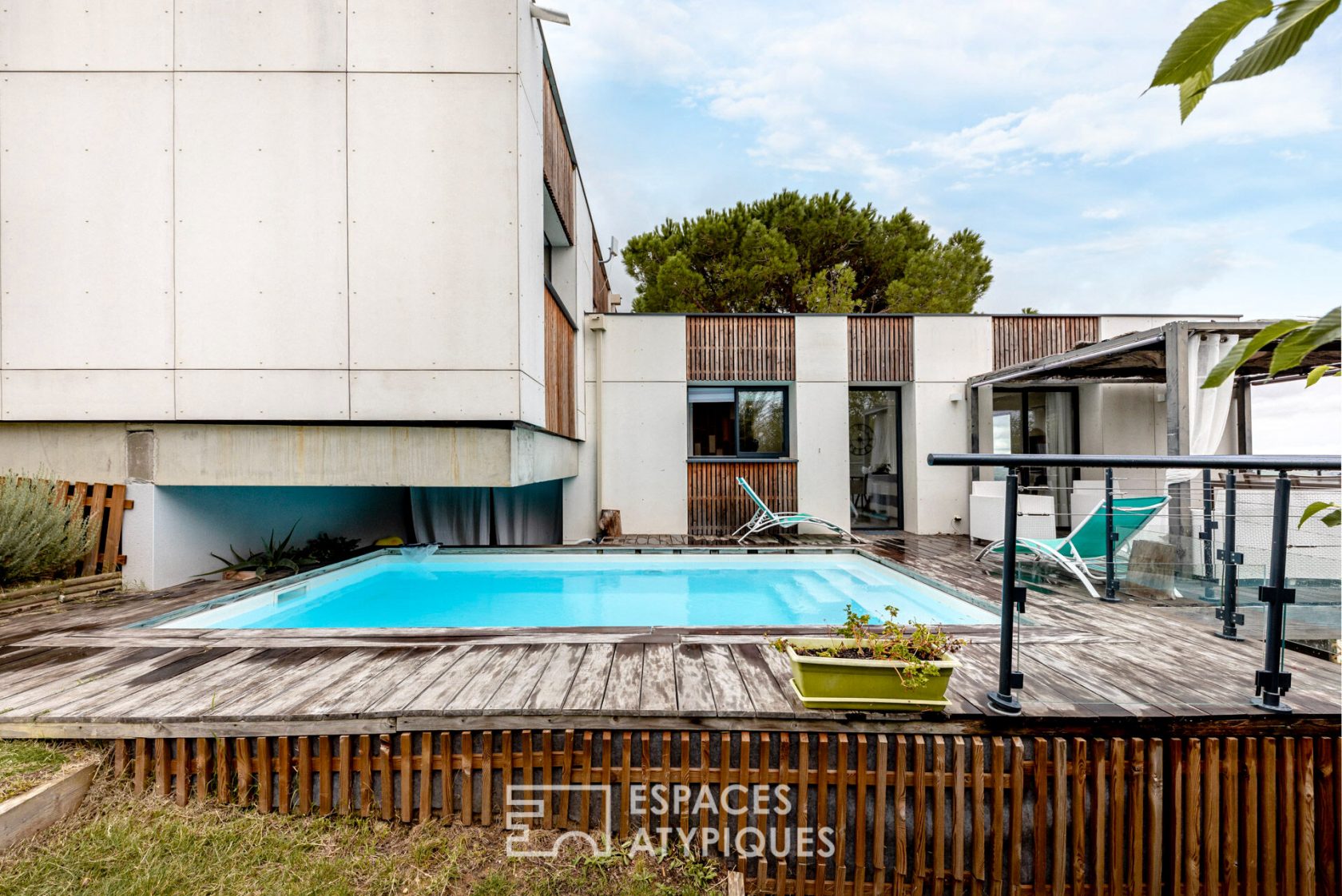 Belle contemporaine avec piscine à MONTJOIRE