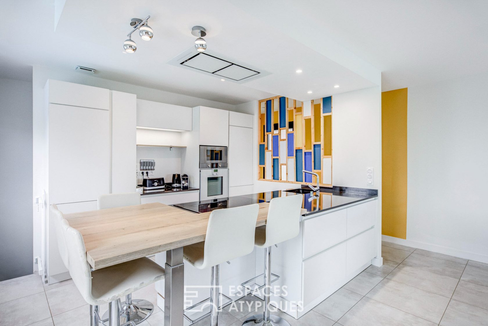 Belle contemporaine avec piscine à MONTJOIRE