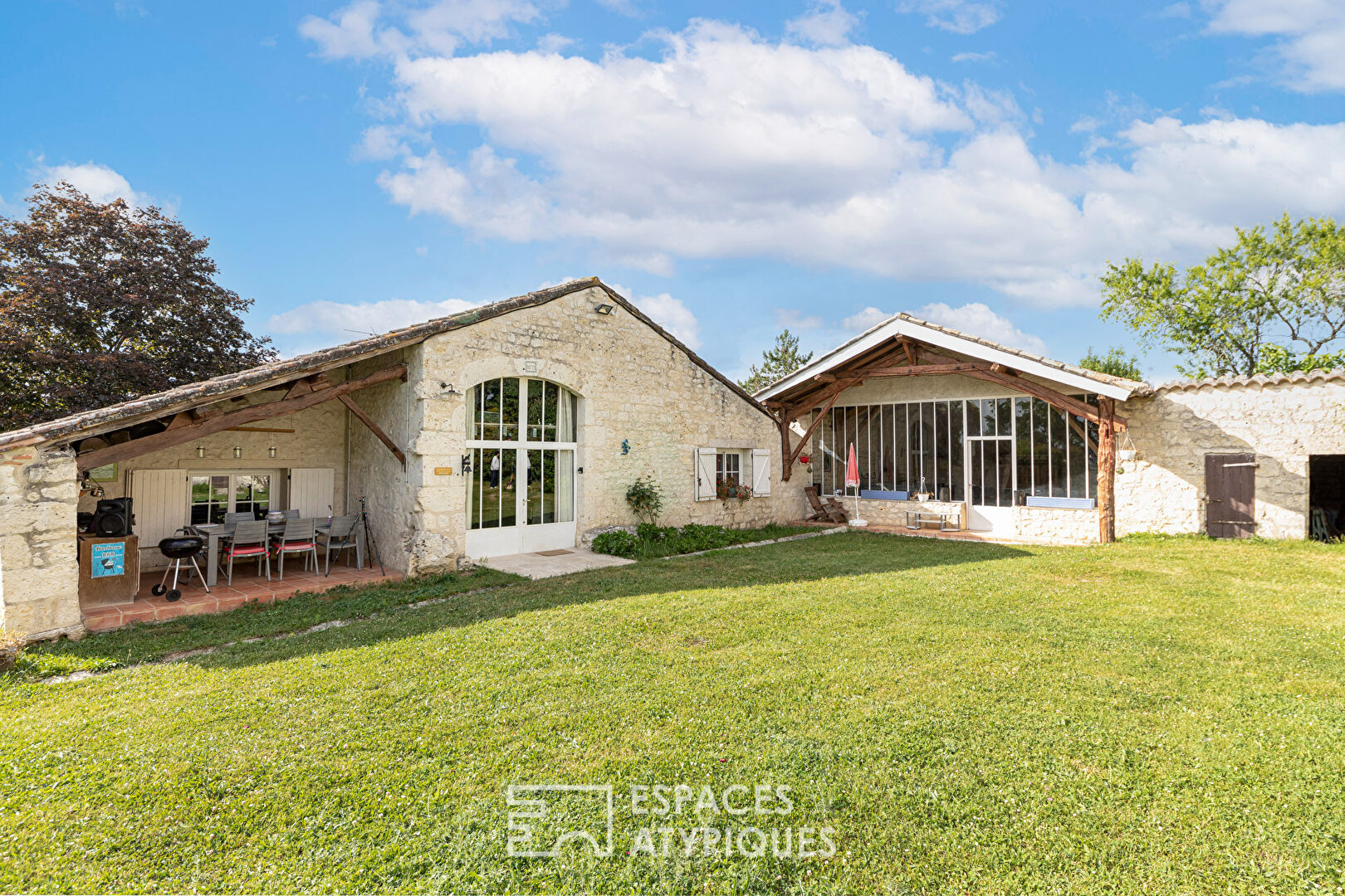 Atelier d’artiste et ses granges restaurées