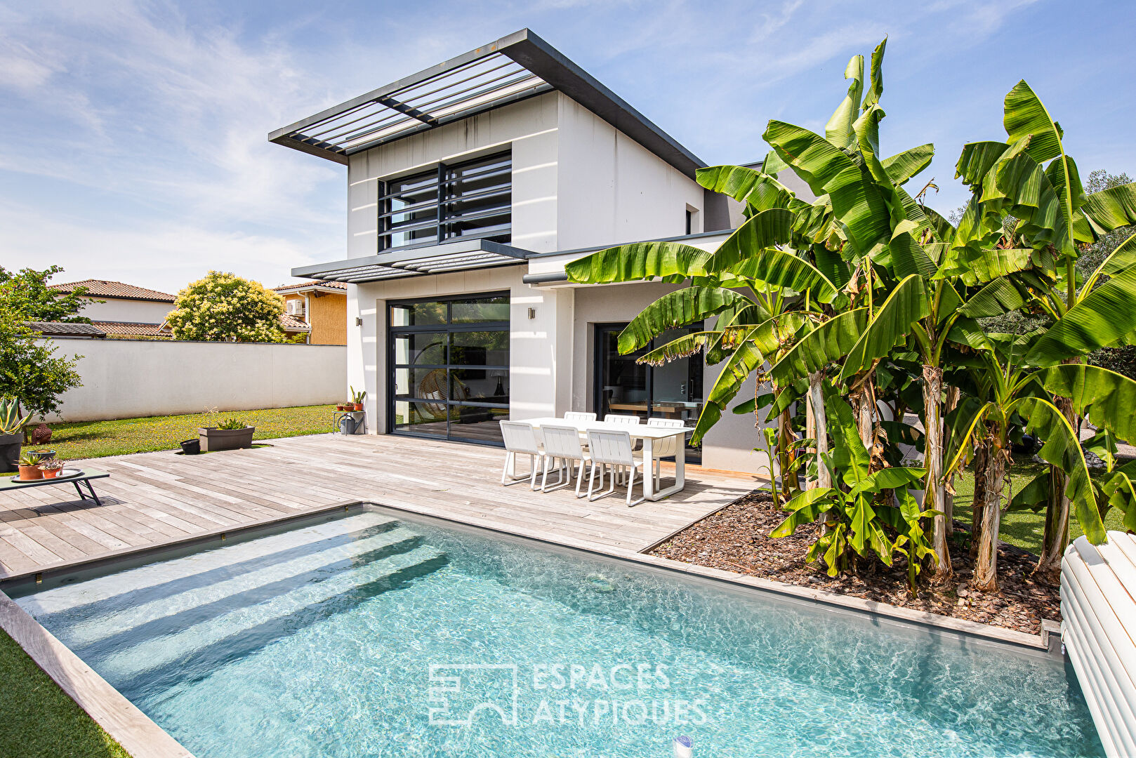 Contemporary house with swimming pool in Saint Simon