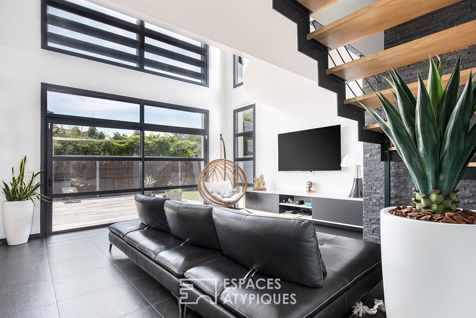 Contemporary house with swimming pool in Saint Simon