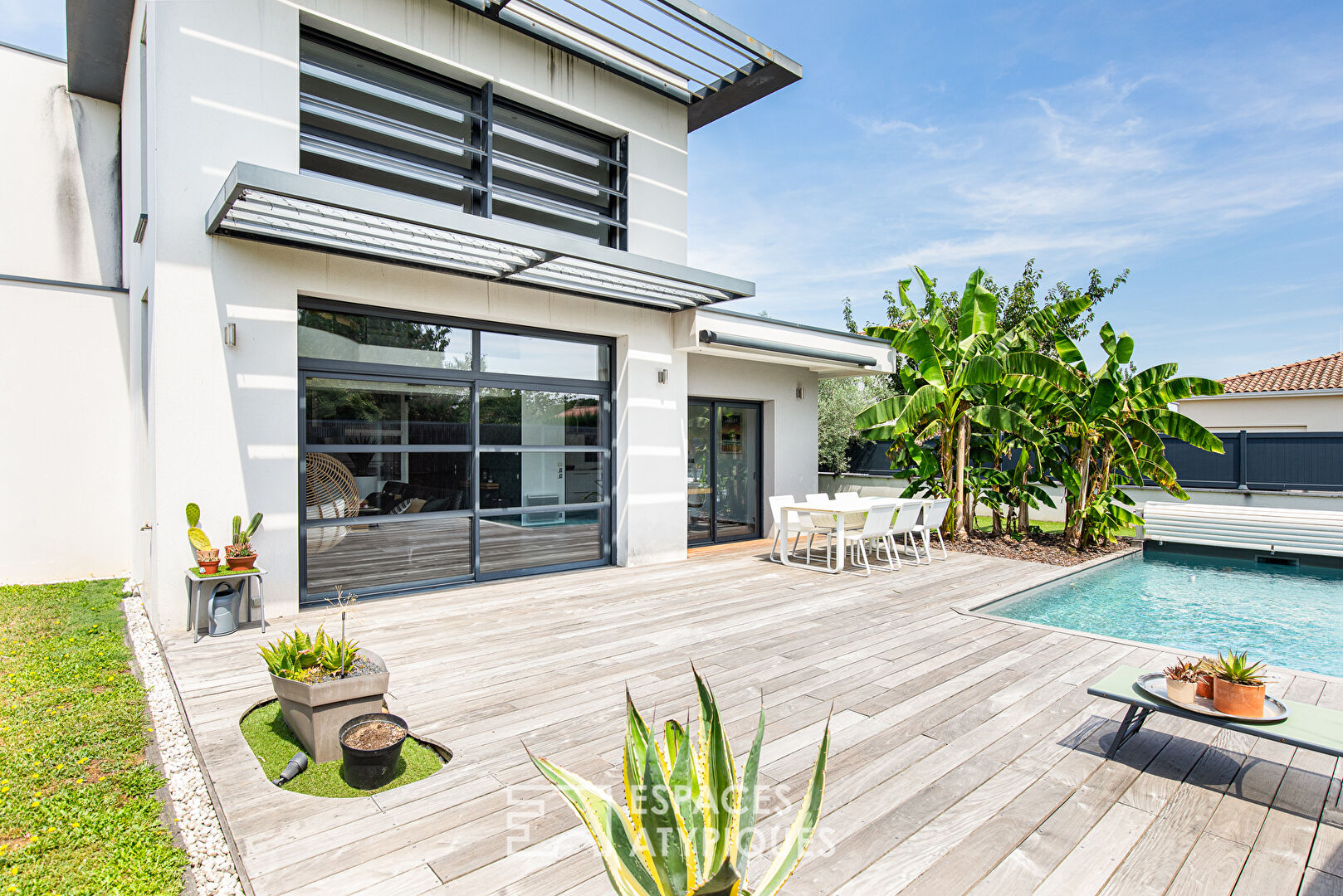 Contemporary house with swimming pool in Saint Simon