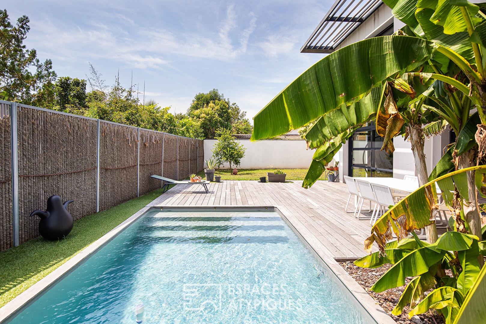 Contemporary house with swimming pool in Saint Simon