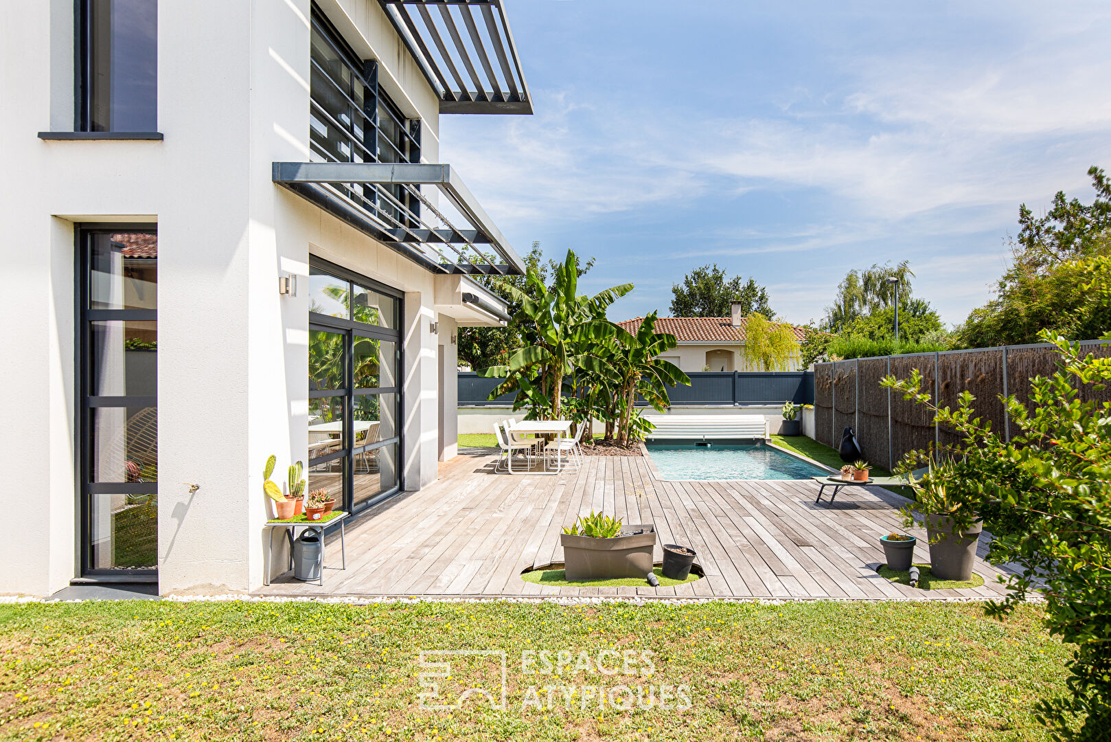 Contemporary house with swimming pool in Saint Simon