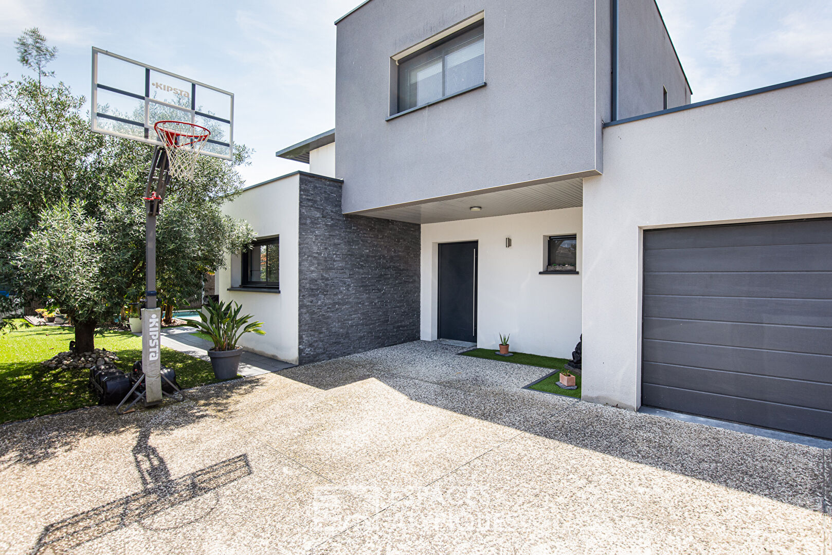 Contemporary house with swimming pool in Saint Simon
