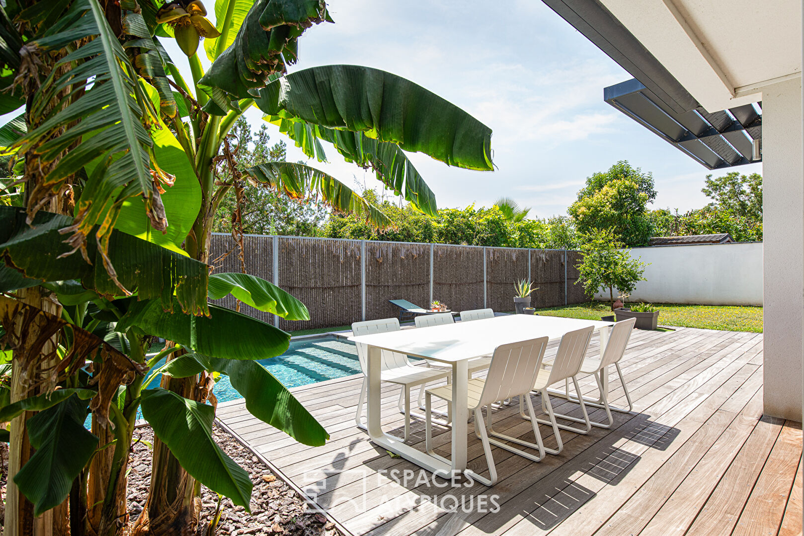 Contemporary house with swimming pool in Saint Simon