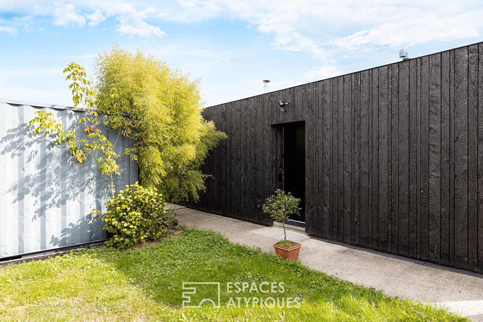 Maison d’architecte avec parement en bois