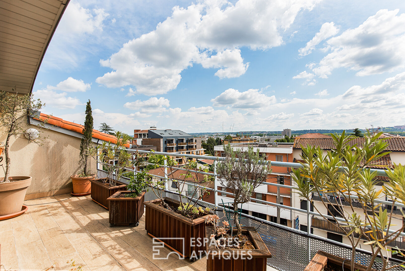 Top floor apartment with terrace and view of the Pyrenees