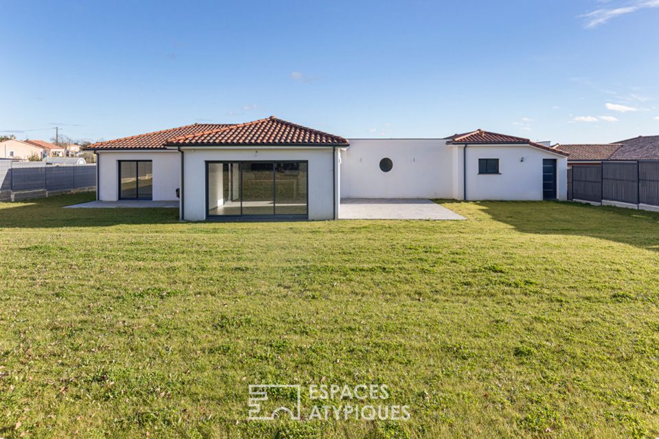 Maison contemporaine de plain-pied avec piscine à Gargas