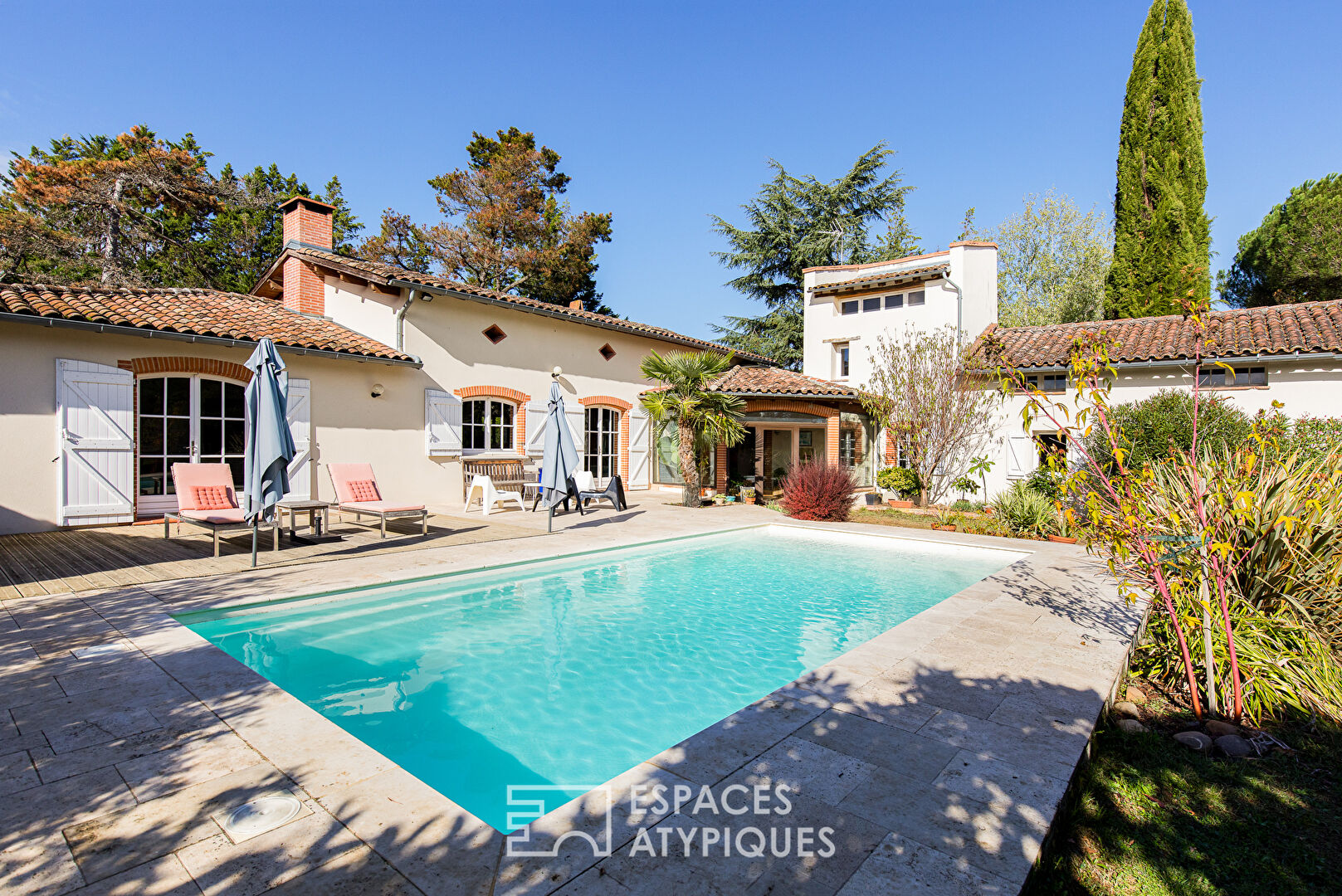 Country house with outbuilding, garden and swimming pool